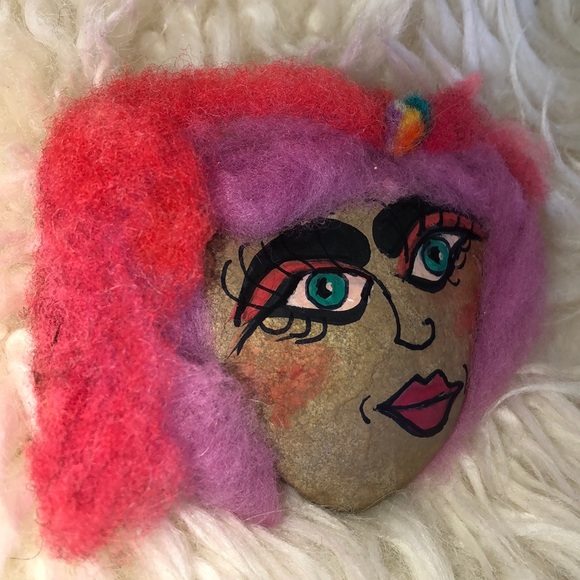 Gift Item Faces painted gift rock, wool and rock - Picture 5 of 7